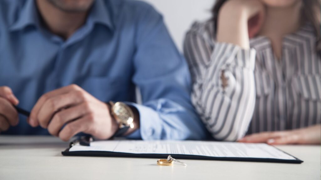 małżeństwo podpisujące pozew rozwodowy w Szczecinie
