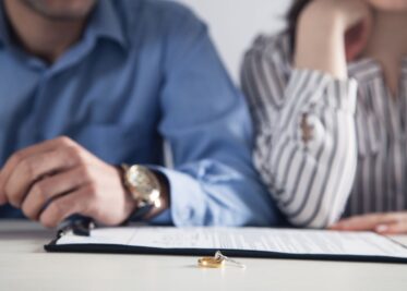 małżeństwo podpisujące pozew rozwodowy w Szczecinie